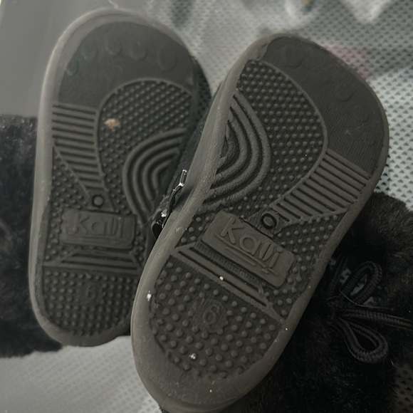 Girls size 6 Pom Pom faux fur boot winter snow suede like upper - Picture 4 of 4